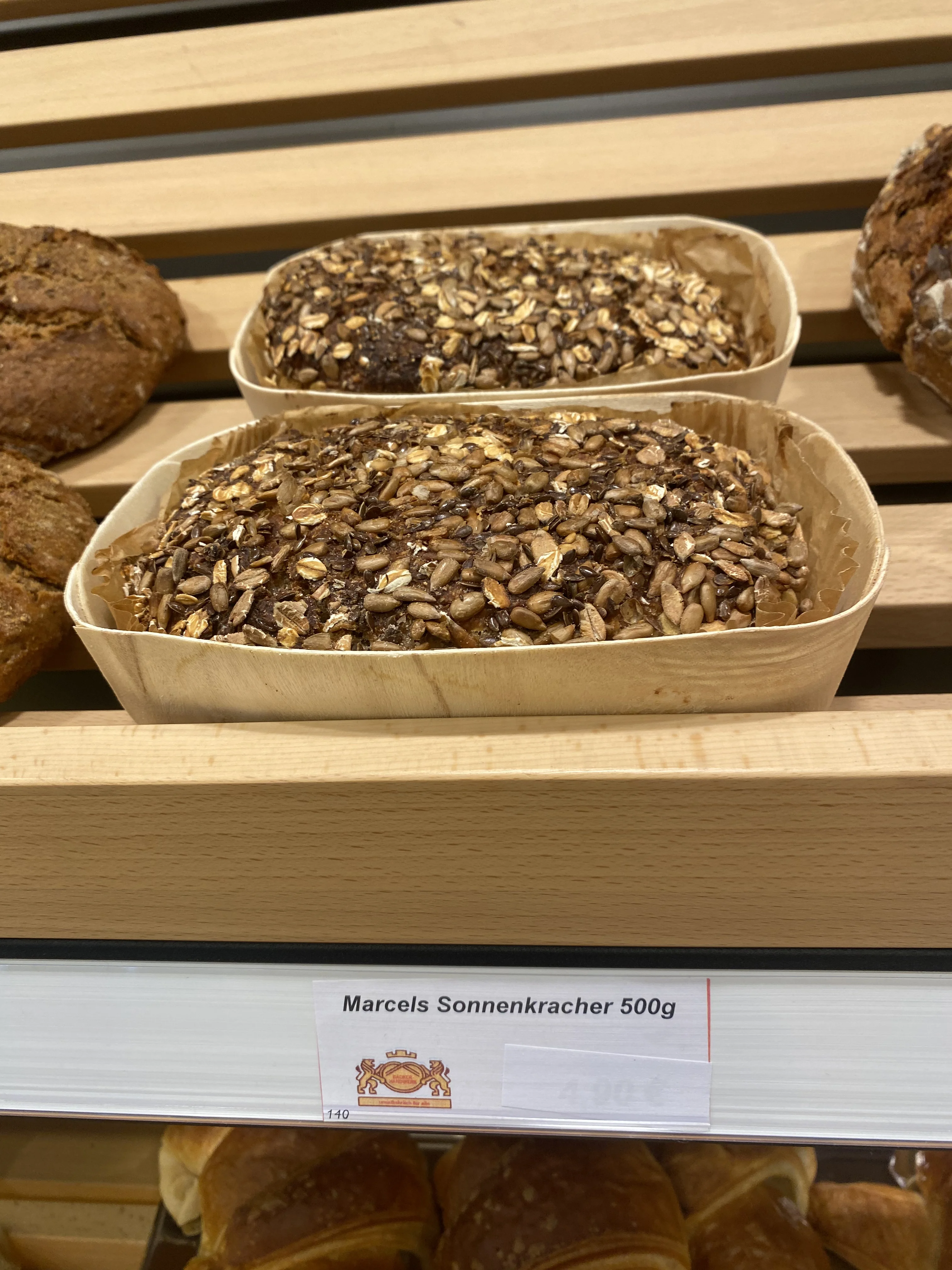 Goldbraune Brötchen frisch vom regionalen Bäcker